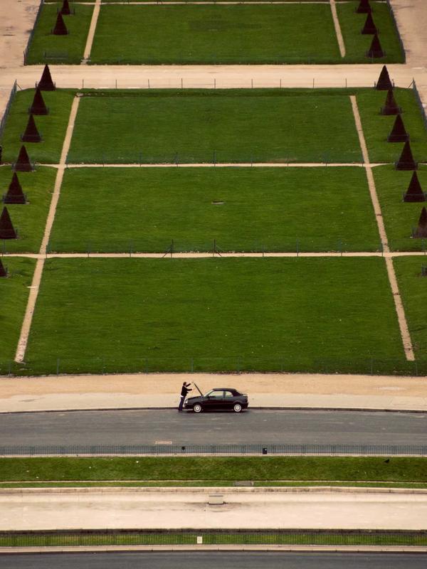 Momento de autocuidado com café e livro